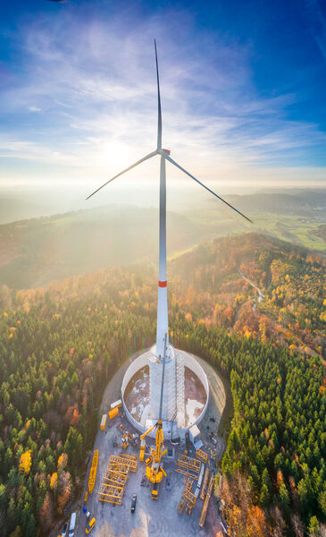 Der erste Teil des Pilotprojekts Naturstromspeicher Gaildorf liefert ab sofort grüne Energie. Eine der vier Anlagen hält seit Herbst 2017 den Höhenweltrekord für Windenergieanlagen mit einer Gesamthöhe von 246,5 Metern. (Max Boegl Wind)
