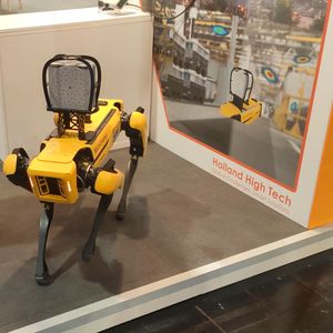 Der Roboter Spot von Boston Dynamics war an mehreren Messeständen aktiv. Hier in einer 5G-Demoanwendung. (Bild:  Vogel IT-Medien)