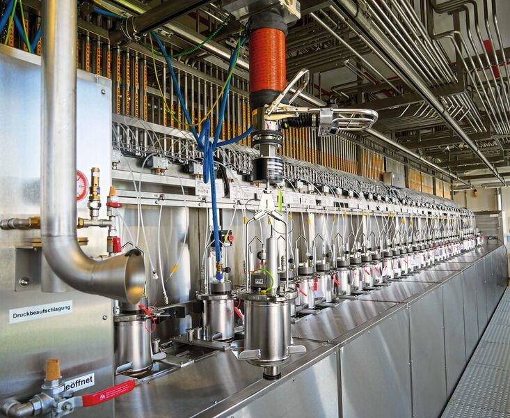 In der neuen, hochmodernen Lackentwicklung von BASF arbeiten rund 300 Doppelmembranpumpen von Timmer. Sie sorgen für Prozesssicherheit und Energieeffizienz. (BASF Coatings)