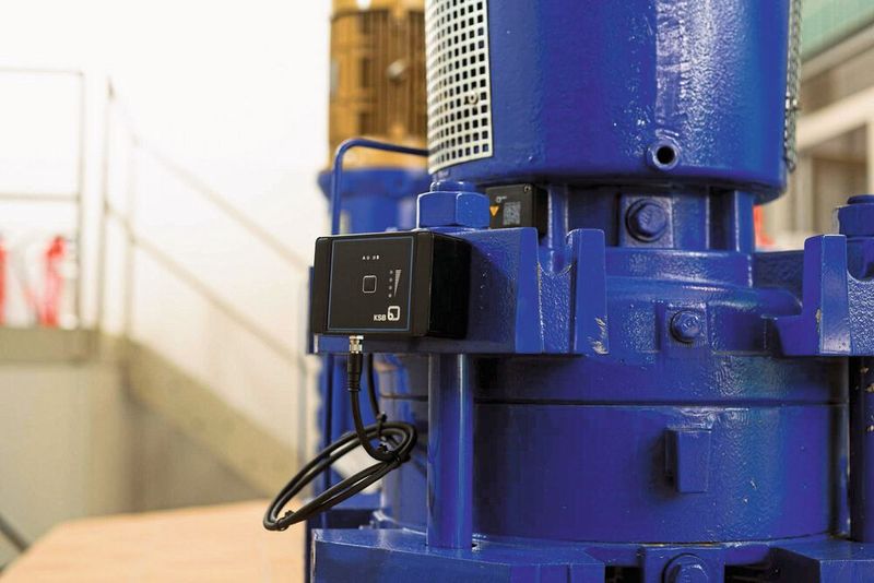 Die Sensoreinheit – mit Magneten und Industrieklebstoff am Lagerträger oder an der Antriebslaterne der Pumpe befestigt – misst unter anderem die Schwingungen an der Pumpe ... (Bild: KSB)