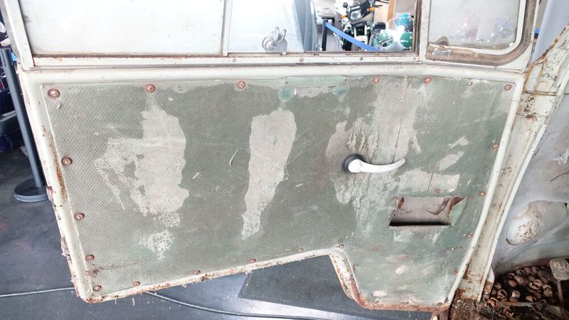 Die originale Türpappenbeschichtung ergänzte irgendwann ein robuster Kunststoffüberzug im Rautendesign. (Bild: Dominsky – VCG)