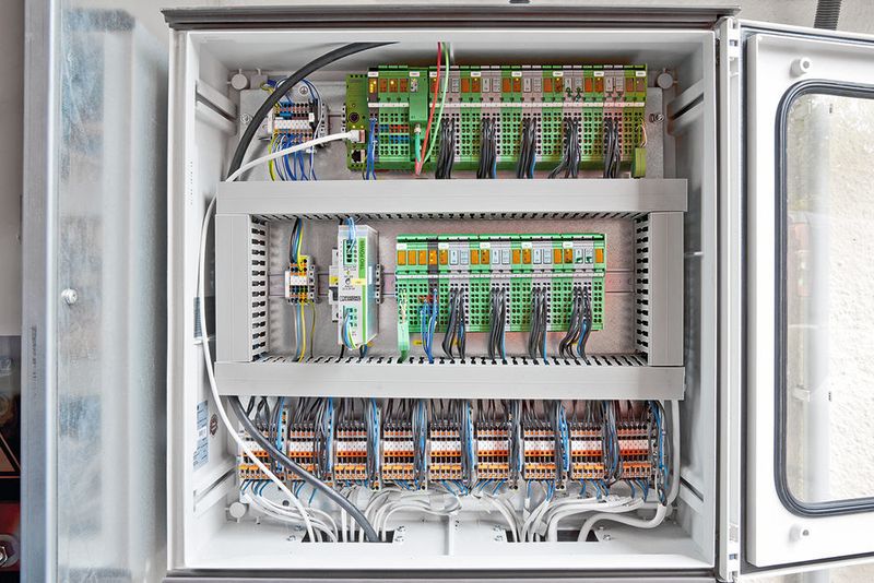 Bild 4: Aufgrund der kompakten Abmessungen der Komponenten von Phoenix Contact lassen sich Energiedaten-Erfassungssysteme auch in kleinen Schaltkästen installieren. (Phoenix Contact)