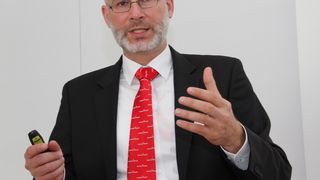 Insgesamt gesehen, gehe der Trend laut Robert Kaifler, Produktmanageer Roboterprüfsysteme bei der Zwick GmbH & Co. KG auch bei der Einzelfertigung zur automatisierten Prüfung mit Robotern, denn nur so sei es möglich, in kurzer Zeit genügend Teile zu prüfen, um Beispielsweise eine Zulassung zu bekommen. (Bild: Schäfer)