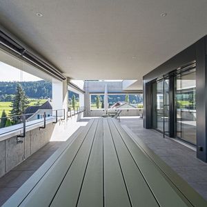 Die Cafeteria ist Herz und Treffpunkt zugleich. Mit über fünf Metern Länge bieten zwei grosse Tische im Innen- und Aussenbereich reichlich Platz für das Team. Sie sind Symbole für Gemeinschaft, Orte, an denen Pausen geteilt, Ideen entwickelt und Erfolge gefeiert werden.(Bild:  NOWW AG)