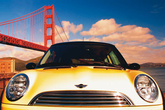 Mini: Gibt es eine Frauen-Marke, dann ist es Mini: Hinter dem Steuer des bayerischen Lifestyle-Autos sitzen 71 Prozent Frauen. Da kann nur noch Fiat mithalten. Die Italiener sehen von Mini-Fahrerinnen allerdings nur noch die Rücklichter wenn es um Beruf und Geld geht: Knapp jede dritte Frau (29 Prozent) im Mini begleitet ein hohe berufliche Position. Mit einem Netto-Monatseinkommen von 1.900 Euro kommt dies hier nur zum Teil zum Ausdruck. Das macht Eindruck: Mini-Fahrerinnen kommen bei den Befragten gut an. Sie werden als attraktiv (87 Prozent), schlank (72 Prozent) und sportlich (84 Prozent) wahrgenommen. Kein Wunder als gehen die jungen Damen (32 Jahre) gut gelaunt durchs Leben: 72 Prozent der Befragten schätzen sie als fröhlich ein. (Archiv: Vogel Business Media)