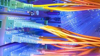 Im Bereich der Elektronik betrifft die Änderung unter anderem externe Kabel, Kunststoffgehäuse, Taster oder Schalter. (Bild: xiaoliangge - Fotolia.com)