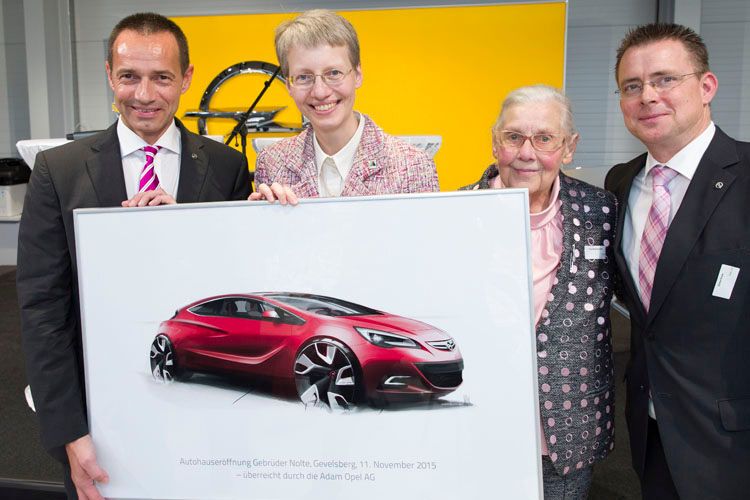 Freude übers gemeinsame Projekt: (v.li.) Opel-Deutschland-Chef Jürgen Keller, Petra Pientka, Fritzi Bimberg-Nolte und Standort-Chef Andreas Niehues. (Foto: Nolte)