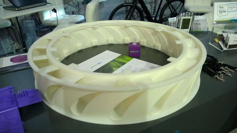 Mit dem Stereolithographieverfahren erhalten Produktentwickler und Designer hochwertigen 3D-Druck in der Prototypen-Phase. Es können sowohl sehr kleine Teile mit hohen Toleranzen als auch große Teile (240 mm x 240 mm x 240 mm) mit präzisen Mustern erstellt werden. (D.Quitter, konstruktionspraxis)