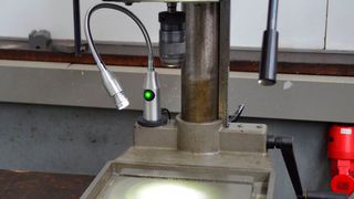 Die  LED-Arbeitsleuchte „Punktstrahler“ ergänzt das Produktportfolio von Bauer & Böcker. Der gummiummantelte Magnetfuß ermöglicht flexible Anbringungsmöglichkeiten und schont die Oberflächen. (Bauer & Böcker)