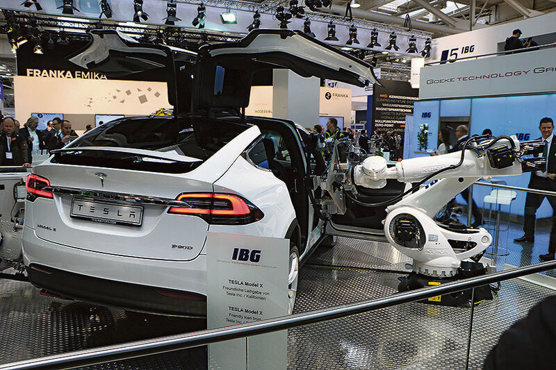 In Halle 16 montieren zwei Roboter Teile an einem Tesla. (Michael Heck)