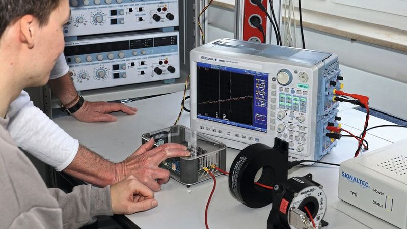 Exakter Wirkungsgrad: Für hochpräzise Wirkungsgrad- und Verlustanalysen an Frequenzumrichtern ist eine exakte zeit- und amplitudengenaue Leistungsmessung unerlässlich.(Bild:  LEM)