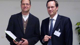 Zeugnisübergabe: Andreas Drath (links) mit Prof. Dr. Wolfgang Bohlen, Rektor der AKAD Hochschule Pinneberg. (AKAD)