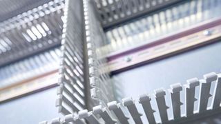 Mit dem Contactron Hybrid-Motorstarter können Gerätekombinationen, die bisher viel Platz im Schaltschrank erforderten, mit nur einem Gerät ersetzt werden. Zudem lassen sie sich einfach und schnell verdrahten. (Phoenix Contact)