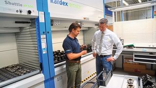 Werkzeuge werden im Kardex Lift eingelagert und dank einer Schnittstelle zur Zoller-TMS-Software in dieser entsprechend hinterlegt. (Zoller)