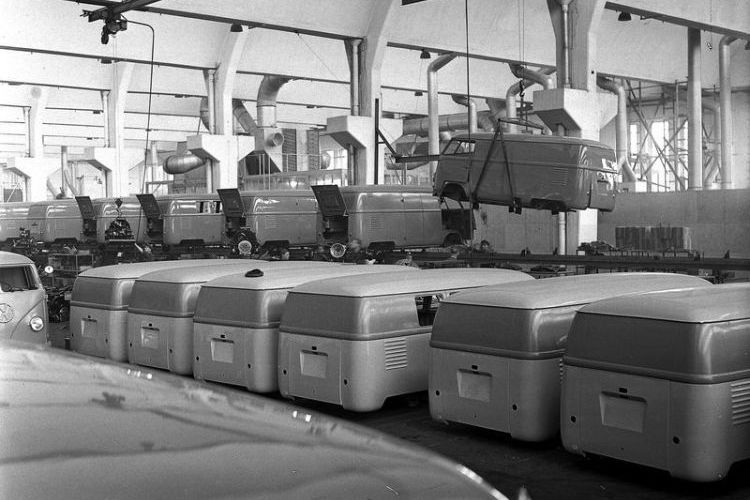 Ende 1950 sind bereits 8.001 Transporter gebaut. Die Nachfrage ist riesig, zumal er für Handwerker und Händler mit Preisen ab 5.850 D-Mark erschwinglich ist. (Foto: VWN)