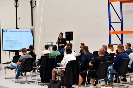 Viele Vorträge sorgten bei der Premiere der Veranstaltung „Trockenbearbeitung von Aluminiumprofilen“ in Stuttgart für neue Erkenntnisse. Rund 30 Teilnehmen ließen sich das Event nicht entgenen.(Bild:  Fraunhofer-IPA)