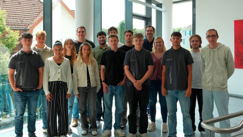 Auch die Autoindustrie bildet aus. So die Bilstein Group, der Ennepetaler Ersatzteilspezialist, der in diesem Jahr 15 Auszubildende willkommen hieß. „Für viele ist der Ausbildungsstart eine aufregende Zeit – alles ist neu, es gibt viel zu entdecken und ebenso viel zu lernen. Uns ist es wichtig, dass sie von Anfang an wissen: Mit ihren Fragen und Herausforderungen sind sie nicht allein“, so Marko Bosnic, Divisional Manager im Bereich People und Talent Development. „Vor allem aber wünschen wir ihnen, dass sie ihren eigenen Weg finden, ihre Talente entdecken – und dabei viel Freude und Motivation erleben!“  (Bild: Bilstein Group)