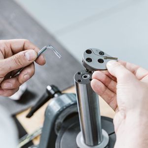 Denkbar einfach ist das Wechseln der Einstechwerkzeuge auch am modularen Wechselkopfsystem Maxichange GX für das Einstechen. Ansetzen ...(Bild:  Ceratizit)