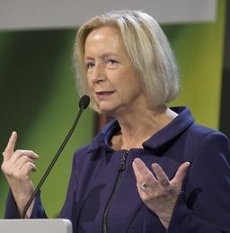 Prof. Dr. Johanna Wanka: „Die Nachwuchsförderung ist in Mathematik, Informatik, Naturwissenschaften und Technik besonders wichtig, weil Branchen wie Energieversorgung, Informationstechnik oder Biotechnologie für unsere Gesellschaft immer zentraler werden.“ (Bild: BMBF)