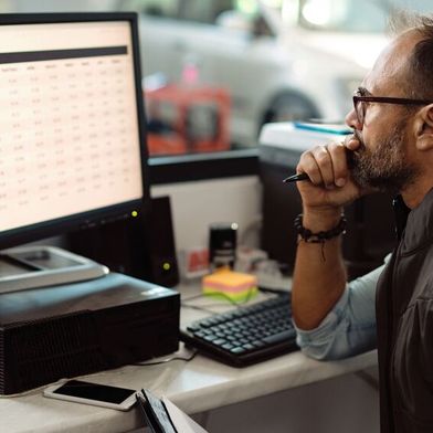 Nicht im, sondern am Unternehmen arbeiten – das gilt als Erfolgsgeheimnis für Kfz-Unternehmer. Sie sollten die Prozesse immer wieder in Frage stellen und weiterentwickeln. (Bild: © Drazen - stock.adobe.com)