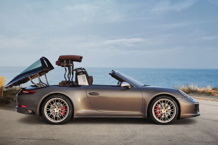 Seit 2014 gibt es mit dem Typ 991 Targa 4 und 4S wieder einen Targa nach altem Vorbild mit Softtop, festem Bügel und großer einteiliger Heckscheibe. Im Gegensatz zum Ur-Targa wird das Dach nunmehr mit einem aufwendigen hydropneumatischen Mechanismus betätigt.  (Bild: Porsche AG)