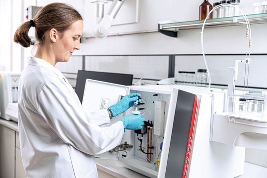 Der TOC/TNb-Analysator multi NC 4300 UV von Analytik Jena(Bild:  Guido Werner, Analytik Jena)