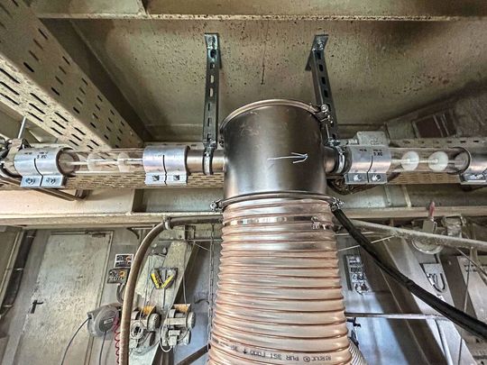 Der Transport von synthetischen Fasern ist eine große Herausforderung. Seilförderer kommen auch mit sich verhakelnden Fasern zurecht.(Bild:  Béton Stone Consulting.)