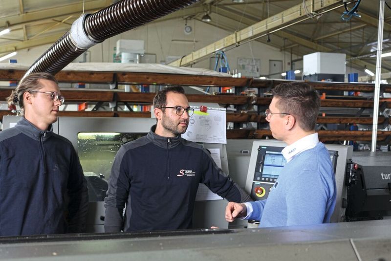 Besprechen weitere Einsatzmöglichkeiten (v. l. n. r.): Produktionsleiter Jonas Ecker sowie Geschäftsführer Björn Birkholz (beide Stork Automatendreherei) und Michel Trill (technische Beratung und Verkauf, Iscar). (Bild: Iscar)
