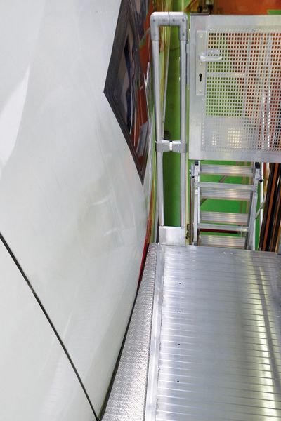 Die Arbeitsbühnen der Günzburger Steigtechnik docken mit Spaltmaß Null direkt an die Außenhaut des 407 an. (Bild: Günzburger Steigtechnik)