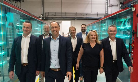 From left to right: Moritz Manigatter, Paul Fattinger, Markus Nuspl (new Managing Director), Christian Reslhuber, Roman Adlesgruber, Christine Adlesgruber, Kurt Manigatter. (Source:  Steininger Jurgen/ Elmet)