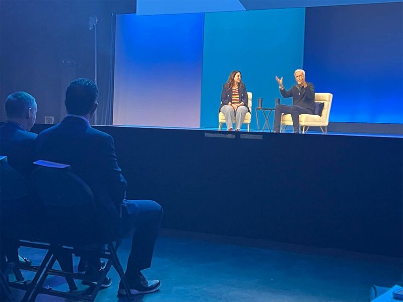 Abbildung 14: Wenn James Cameron von der Arbeit seiner Tech-Company Lightstorm Entertainment und von dem kreativen Prozess hinter seinen Filmen “Terminator“, „Titanic“ und “Avatar“ erzählt, sitzt Michael Dell, Chef von Dell Technologies, in der ersten Reihe; denn der Filmemacher, Visionär und Erfinder war DTW-Gast.  (Bild: Ostler/ Vogel IT-Medien GmbH)