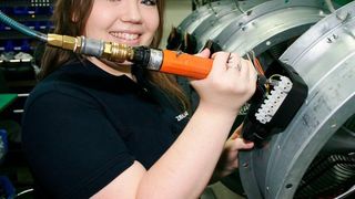 Die Produktion bei Ziehl-Abegg läuft in allen Werken auf Hochtouren. Besonders gefragt sind moderne, energiesparende Ventilatoren. Valentina Musolf ist Ferienarbeiterin bei Ziehl-Abegg in Schöntal-Bieringen. Die 22-Jährige befestigt die Drähte in Ventilatoren, bevor diese zum Funktionstest gehen. Gearbeitet wird zweischichtig, in manchen Bereichen sogar dreischichtig.   (Ziehl-Abegg / Rainer Grill)