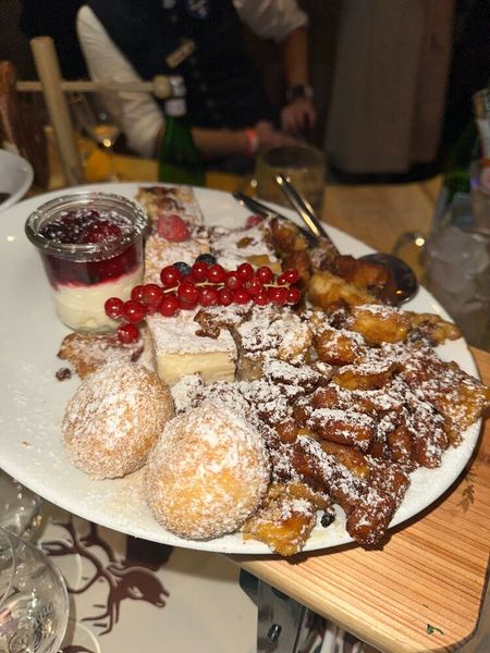 Dessert variierte von Zelt zu Zelt (Bild: Vogel IT-Medien)