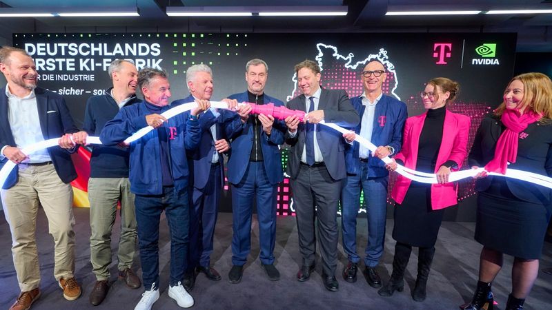 Bringen die neue KI-Fabrik der Telekom in München ans Netz: Ferri Abolhassan, CEO von T-Systems, Dieter Reiter, OB von München, Markus Söder, Ministerpräsident Bayern, Lars Klingbeil, Bundesfinanzminister und Tim Höttges, CEO der Deutschen Telekom.(Bild:  Deutsche Telekom AG/Cindy Albrecht, Robert Dieth)