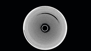Eine Rundzelle im Querschnitt mit einem Schaden in der Elektrodenentwicklung. Forscher untersuchen die Auswirkungen der mechanischen Belastung auf Batterien.  ( Fraunhofer ISC)