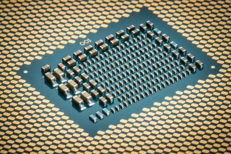 In Reih und Glied stehen die winzigen SMD-Kondensatoren auf der Unterseite des Core X-Chips. (Intel Corporation)