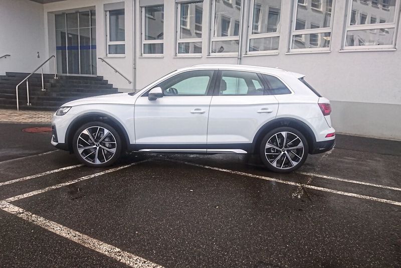 Das Mittelklasse SUV Audi Q5 ist 4,68 m lang. Es gibt auch eine Schrägheckvariante (Sportback). (Bild: Sven Prawitz/Vogel Communications Group)