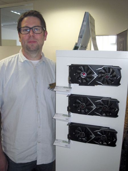 Nico Büchner (Pilot) und ASRock – viele Digital-Signage-Lösung brauchen leistungsstarke Grafikkarten. (Bild: Vogel IT-Medien GmbH)
