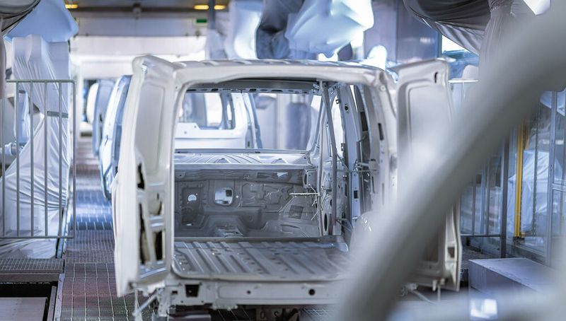 Der Bau der Karosserie des neuen Caddy erfordert einen deutlich niedrigeren Anteil manueller Tätigkeiten. (Rafal Pijanski/Volkswagen)