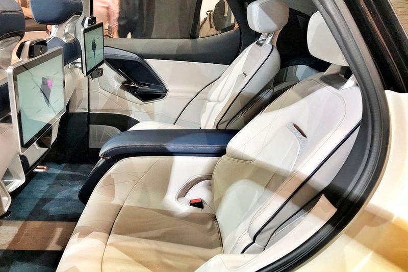 Auch im Font dominieren Bildschirme und Kameras das Erscheinungsbild. (Bild: Auto-Medienportal.Net/Matthias Knödler)