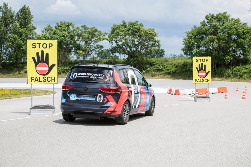 Vision Zero Vehicle von ZF: Wrong-way Inhibit stoppt aktiv potenzielle Geisterfahrer. (ZF Friedrichshafen AG)