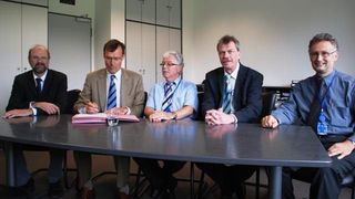 v.l.: Armin Lührs, Vorsitzender Sprecherausschuss, Anton de Vries, President Europe, Asia & International, Wilfried Hierl, Gesamtbetriebsratsvorsitzender Europa und Deutschland, Jürgen Pischke, Personalleiter Deutschland, Jürgen Kerth, Geschäftsführer Basell Polyolefine Deutschland und Werkleiter Wesseling/Knapsack  (Bild: Lyondell Basell)