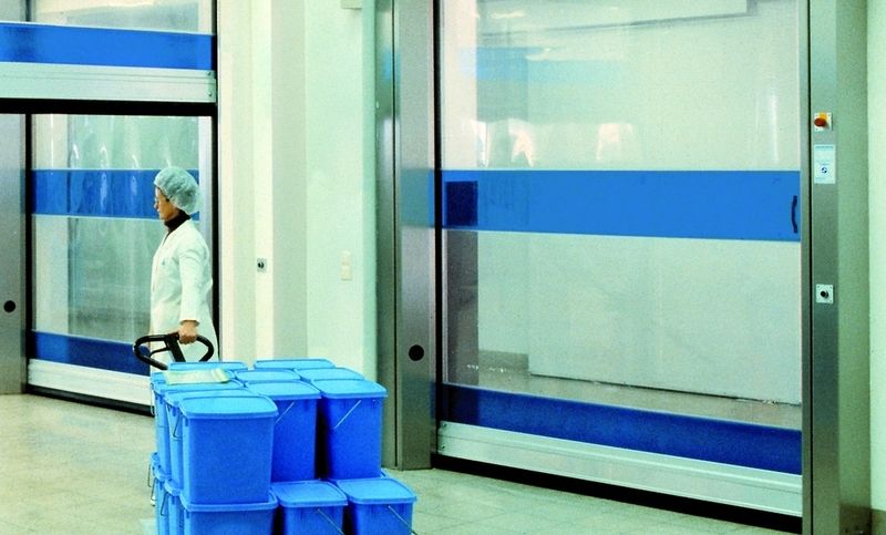 Mit seiner Rundum-Abdichtung empfiehlt sich das Schnelllauftor V 3015 Clean für Übergänge von Rein- zu Arbeitsräumen, wie sie beispielsweise in der Chemie- und der Pharmaindustrie häufig vorkommen. (Archiv: Vogel Business Media)