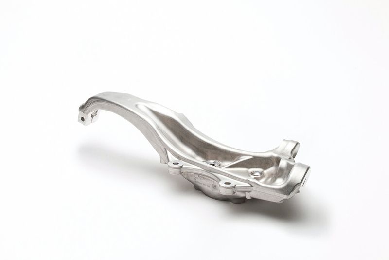 Zur Reduzierung der ungefederten Massen im Fahrwerk werden hochfeste, aber auch leichte Bauteile benötigt, wie beispielsweise sicherheitsrelevante Aluminium-Schwenklager. (Bild: Hirschvogel)