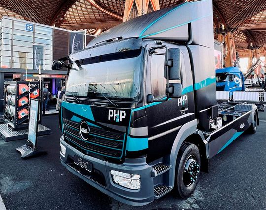 Die Paul Group präsentiert den jetzt kurz vor der Serienfertigung stehenden Wasserstoff-Truck PH2P. Zu ihm gehört eine umfassende Infrastruktur plus Servicekonzept, nebst After Sales sowie „Pay-per-Use“-Angebote und Schulungen. Hier noch mehr dazu ... Die Paul Group präsentiert den jetzt kurz vor der Serienfertigung stehenden Wasserstoff-Truck PH2P. Zu ihm gehört eine umfassende Infrastruktur plus Servicekonzept, nebst After Sales sowie „Pay-per-Use“-Angebote und Schulungen. Hier noch mehr dazu ...
