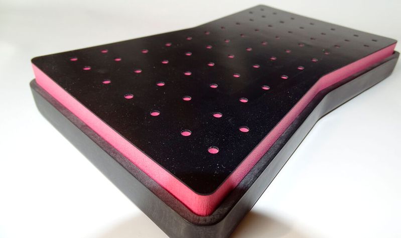 Der Hebesauger SSE besteht aus drei Schichten (Bild eines Modells): Als unterste Schicht fungiert eine Trägerplatte aus Kunststoff oder Metall mit Luftkanälen, diese ist fest verklebt mit einem elastischen Zwischenträger mit Saugbohrungen (Mitte), der wiederum flexibel kaltverschweißt ist mit der oben liegenden verschleißfesten Deckschicht.(Bild:  Sahlberg GmbH)