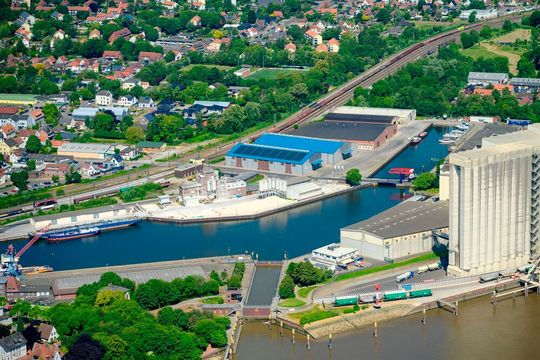Neue Allianz auf den Wasserweg gebracht! Acht deutsche Binnen- und Seehäfen, darunter auch Nports (im Bild), krempeln jetzt die Ärmel hoch. Sie wollen die wichtige Rolle, die sie national in Sachen Infrastruktur haben, klarer werden lassen. Es geht aber auch um Milliarden für anstehende Aufgaben ...(Bild:  Nports)