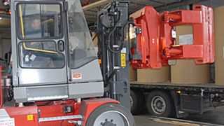 Kalmar ECF 80-12,5 mit Drehkippklammer von Auramo Typ RA520 NE. (Bild: Kalmar/Cargotec)