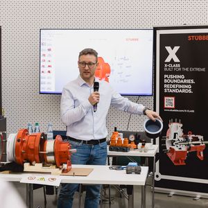 Praktische Pumpentechnik hautnah: René Junkereit (links) und Ali Seker (rechts) von Stübbe zeigen live die Demontage und Montage einer Kreiselpumpe und diskutieren typische Fehlerquellen direkt am Originalbauteil.(Bild:  Stefan Bausewein)