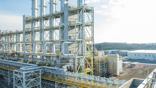 Distillation columns at the polysilicon site in Charleston, Tennessee (USA) (Bild: Wacker Chemie)